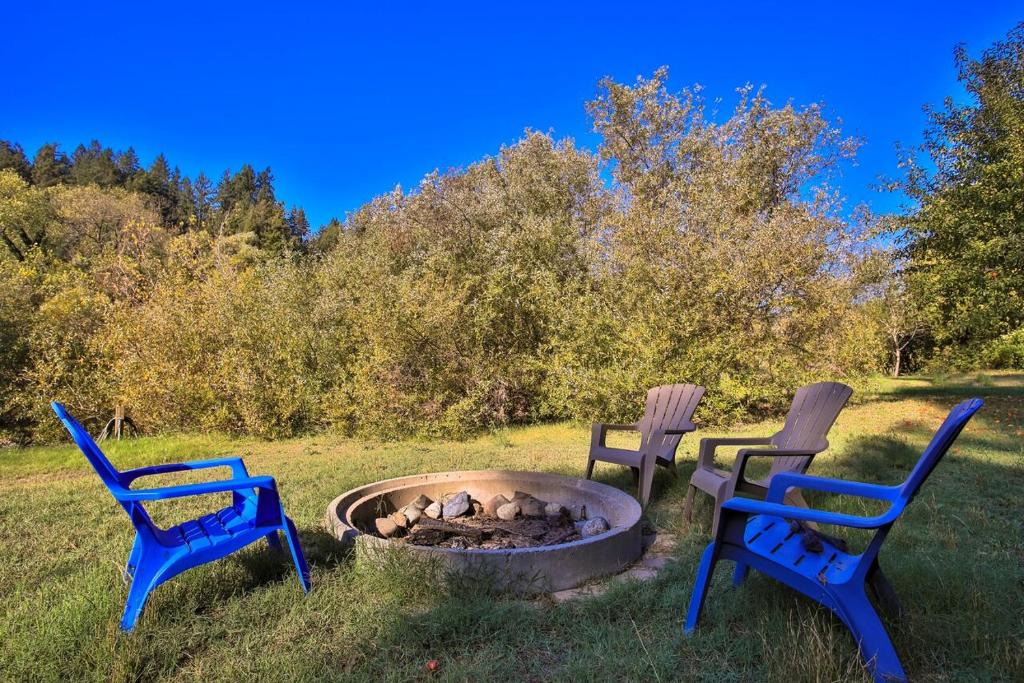 Lily Pad - Hot Tub! Private Dock! BBQ! Game Room! Walk to Town!! Fast WiFi!! Dog Friendly! photo 4