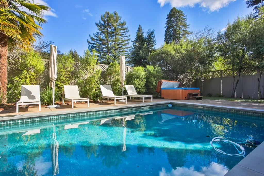 The River Oasis! Private Pool!! Hot Tub!! Sauna!! Fire Table!! BBQ! Fast WiFi!! Close to town! photo 1