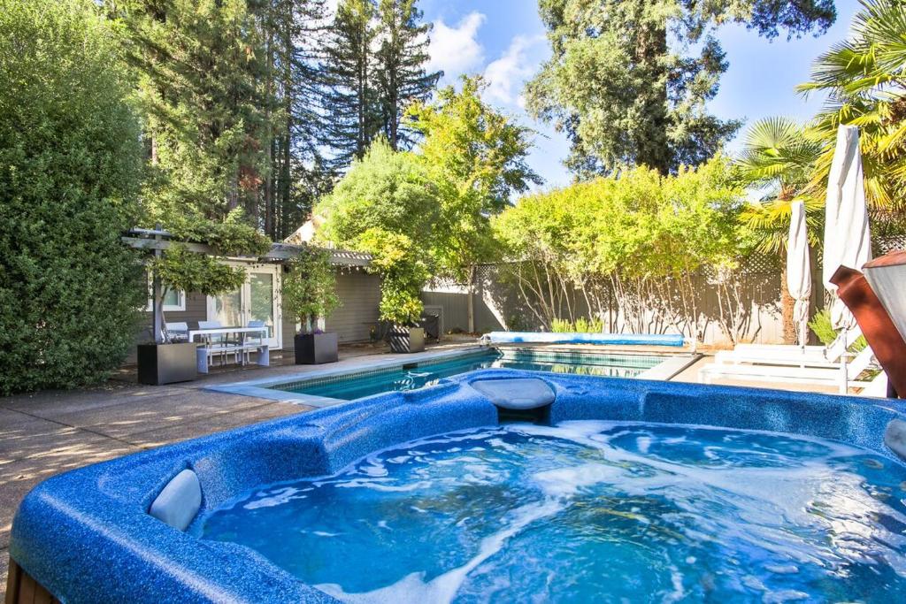 The River Oasis! Private Pool!! Hot Tub!! Sauna!! Fire Table!! BBQ! Fast WiFi!! Close to town! photo 3