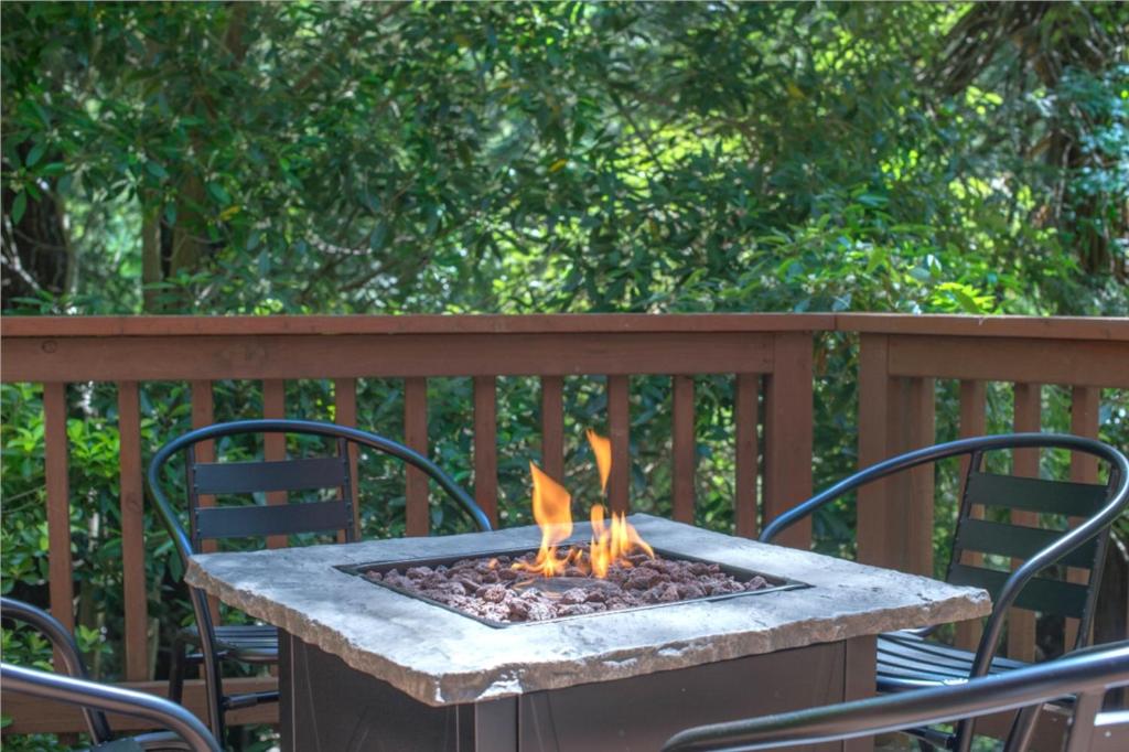 Summit Sanctuary! Redwoods! Fire Table!! BBQ Grill! Fast WiFi!! Dog Friendly! photo 1