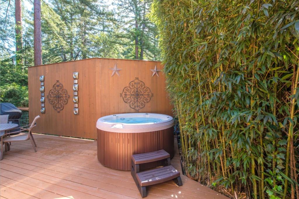 Tree Fort! Redwoods! Hot Tub!! Fire Table!! Google Smart Home!! Fast WiFi!! Dog Friendly! photo 1