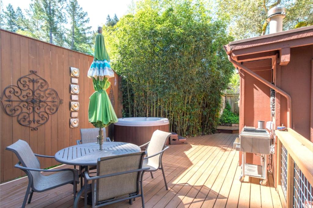 Tree Fort! Redwoods! Hot Tub!! Fire Table!! Google Smart Home!! Fast WiFi!! Dog Friendly! photo 2