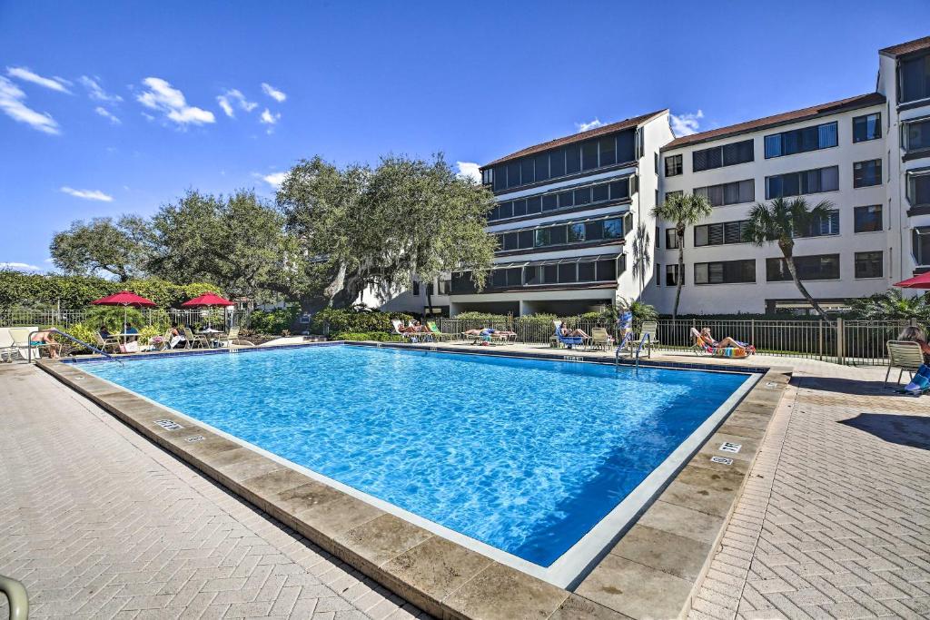Sunny Siesta Key Condo with Beach Access and Pool! photo 2