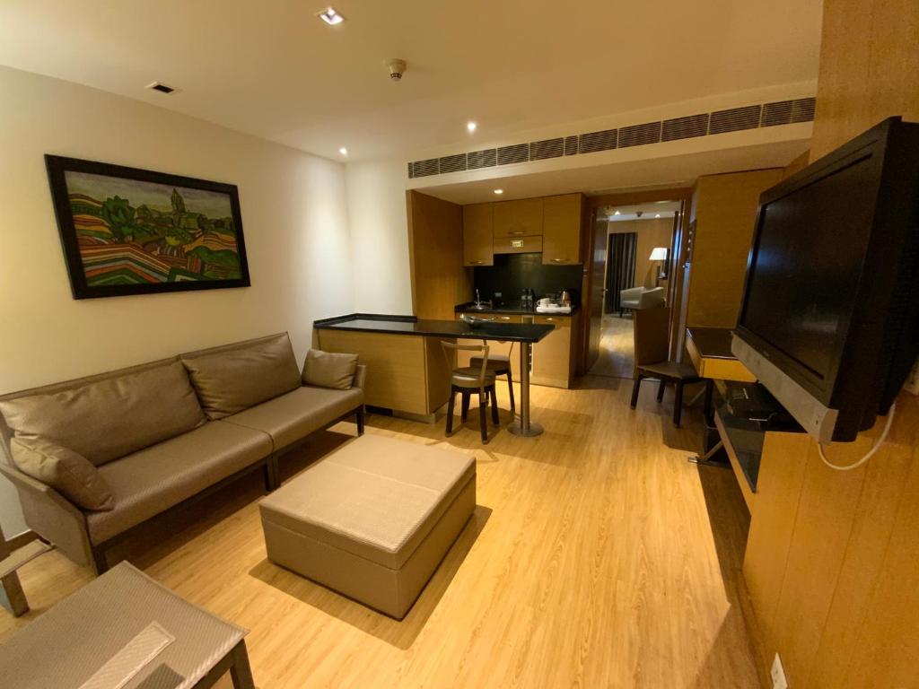 Сьюит (Executive Suite - 10% discount on food & soft beverages, Early Check inn & Check Out by 2 hours), Svelte Hotel and Personal Suite