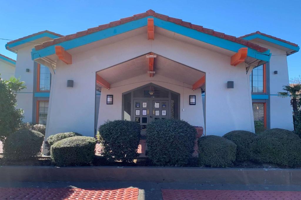 Howard Johnson by Wyndham Columbus Fort Moore image