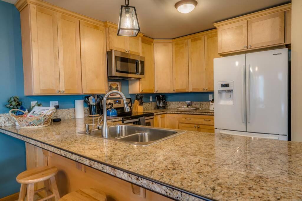 DAS BAVARIAN CONDO, 5 Star Ground Floor Unit, Walk to Town, Sleeps 6 photo 2