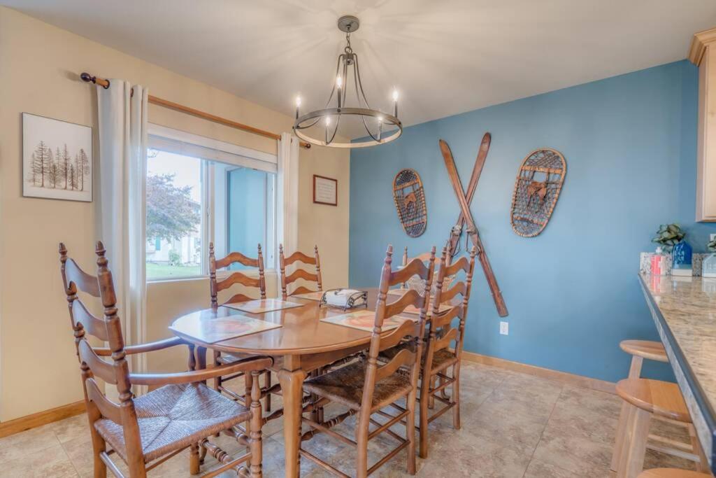 DAS BAVARIAN CONDO, 5 Star Ground Floor Unit, Walk to Town, Sleeps 6 photo 4