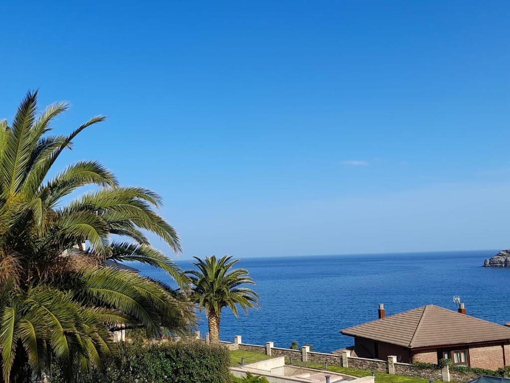 Villa vistas al mar, Urbanización privada con piscina de agua salada