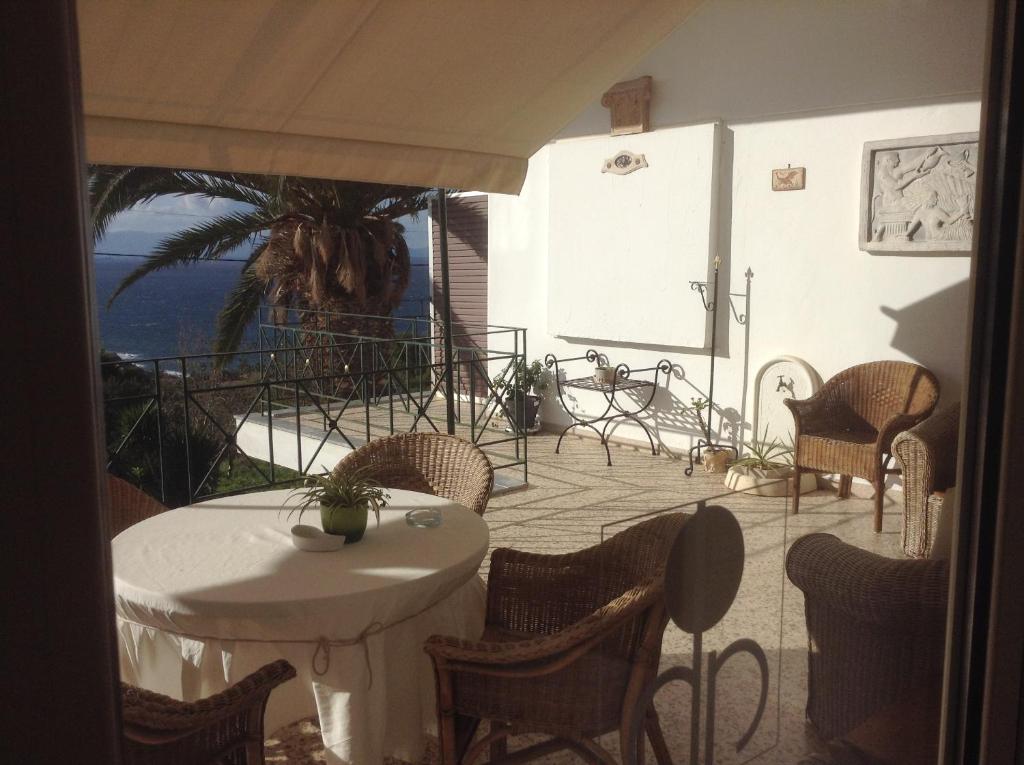 Akrotiri Hotel photo 2