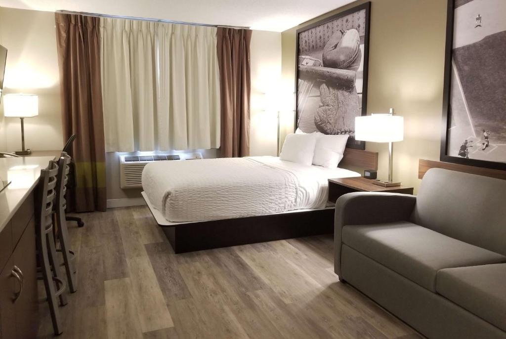 Super 8 by Wyndham Winnipeg West photo 4