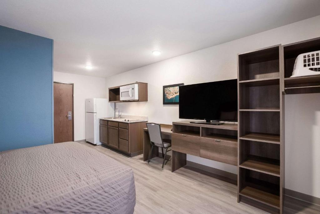 WoodSpring Suites Detroit Madison Heights image