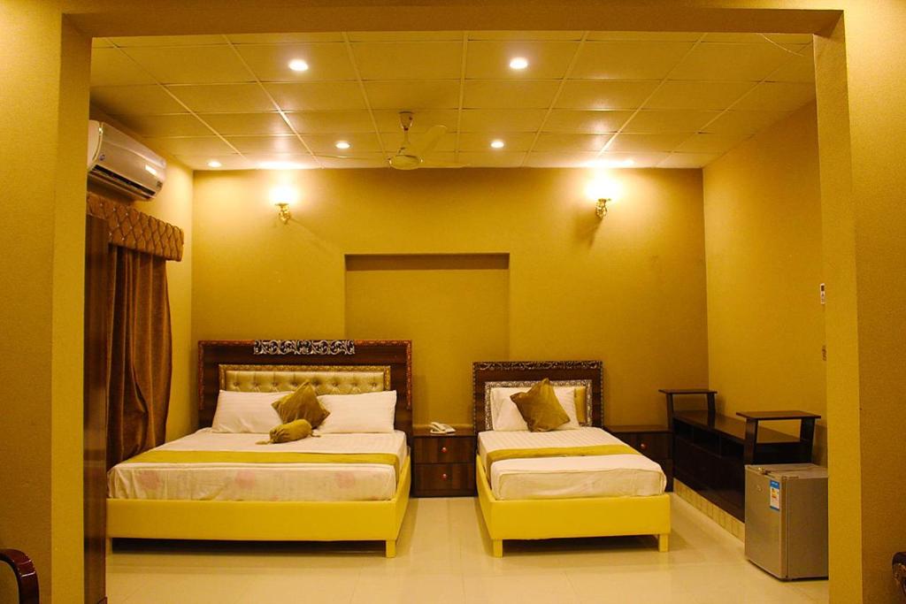 Hotel Day In Lahore photo 1