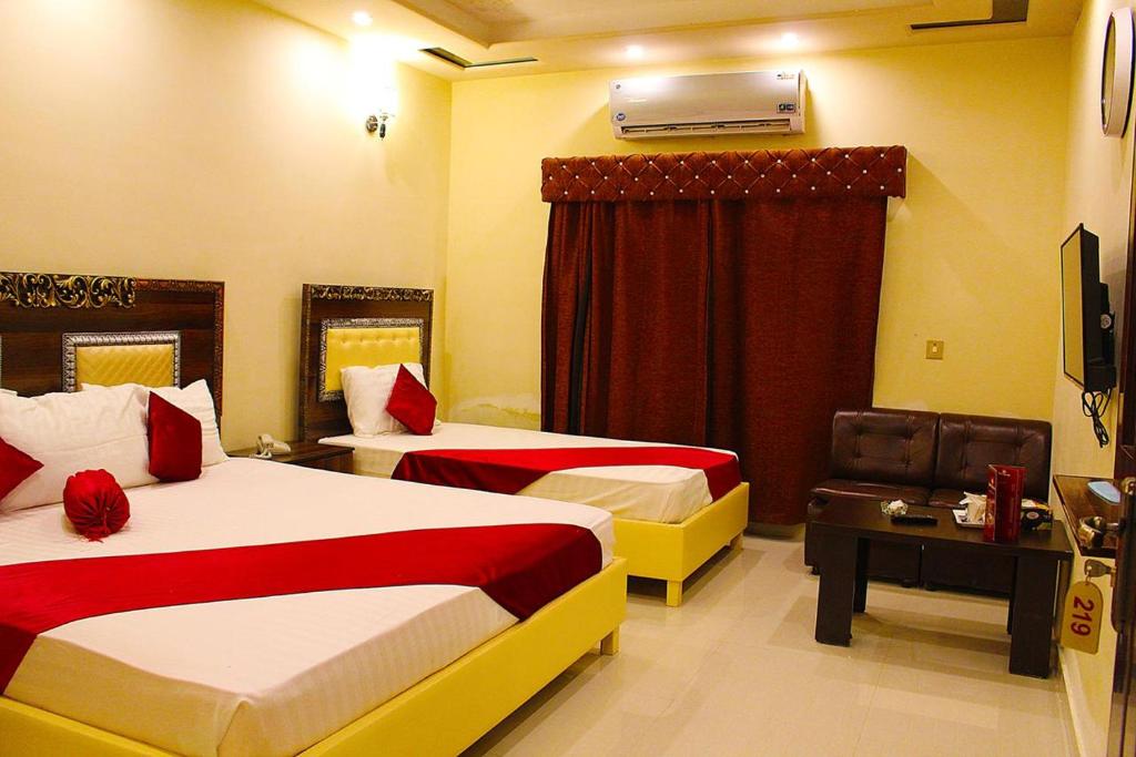 Hotel Day In Lahore