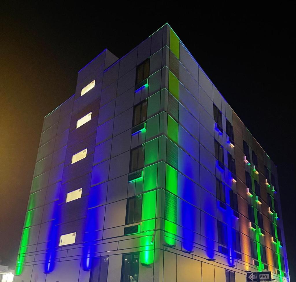 Casa Blanca Hotel Brooklyn image