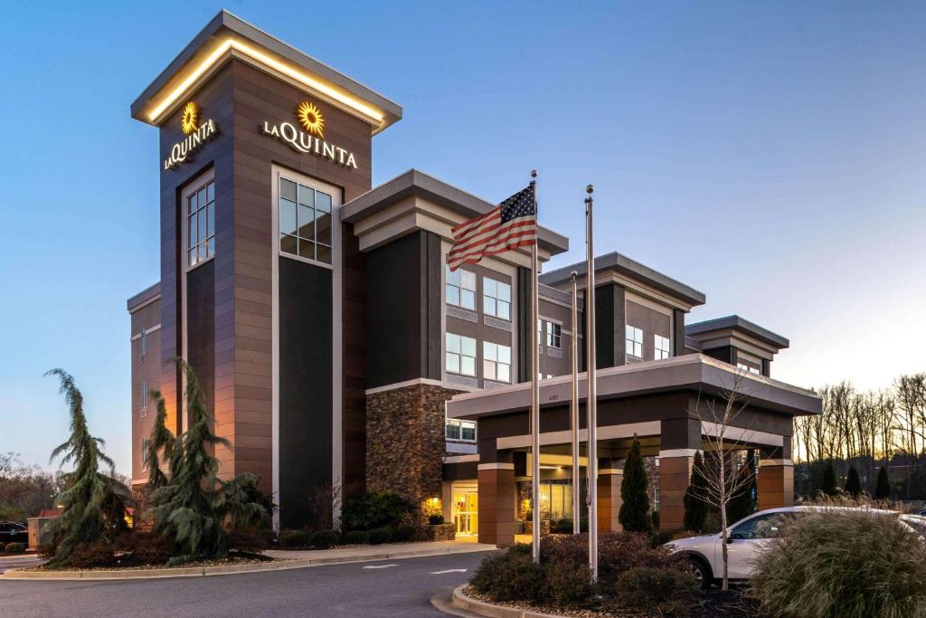La Quinta Inn & Suites by Wyndham Forsyth image