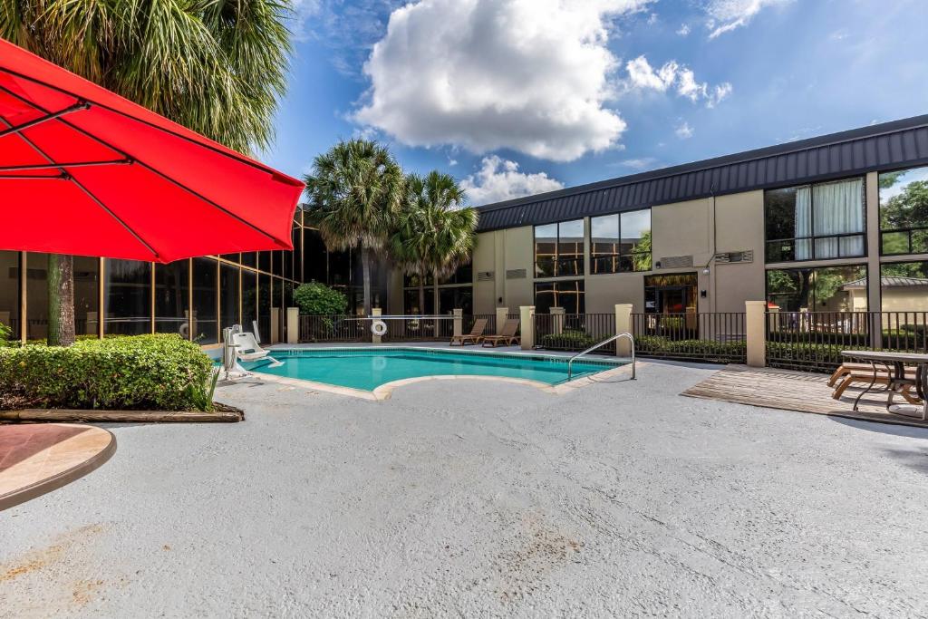 Red Roof Inn PLUS+ & Suites Houston - IAH Airport SW image