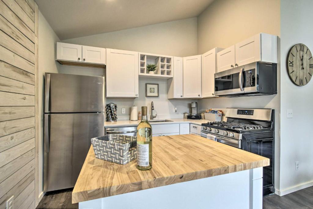 Cozy Cottage on the Coast Near Downtown Westport! photo 1