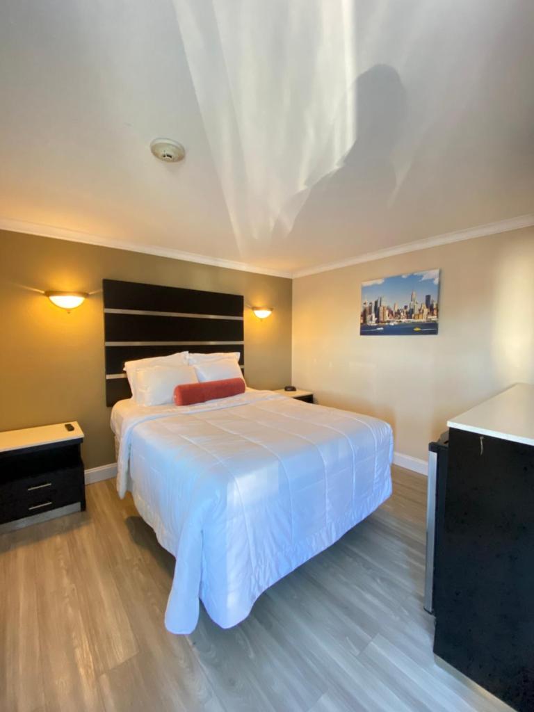 Relax Inn North Babylon image