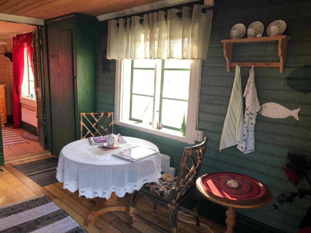Fisherman s Cottage overlooking the river photo 2