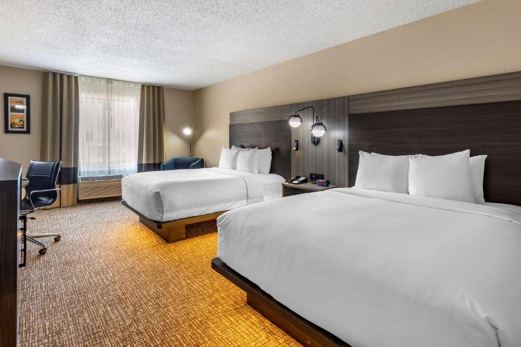 Семейный (Queen Room with Two Queen Beds and Tub - Accessible/Non-Smoking), Comfort Inn & Suites North Dallas-Addison