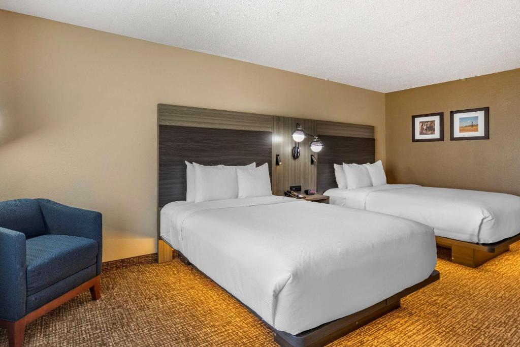 Семейный (Queen Room with Two Queen Beds and Tub - Accessible/Non-Smoking), Comfort Inn & Suites North Dallas-Addison