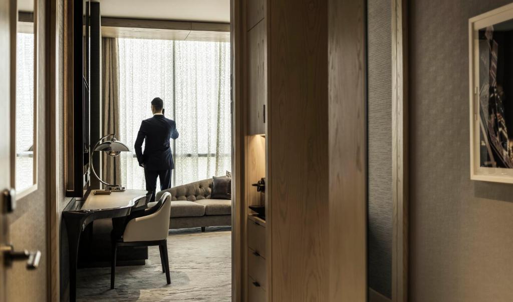 Двухместный (Улучшенный номер с кроватью размера «king-size»), Отель Four Seasons Hotel Dubai International Financial Centre