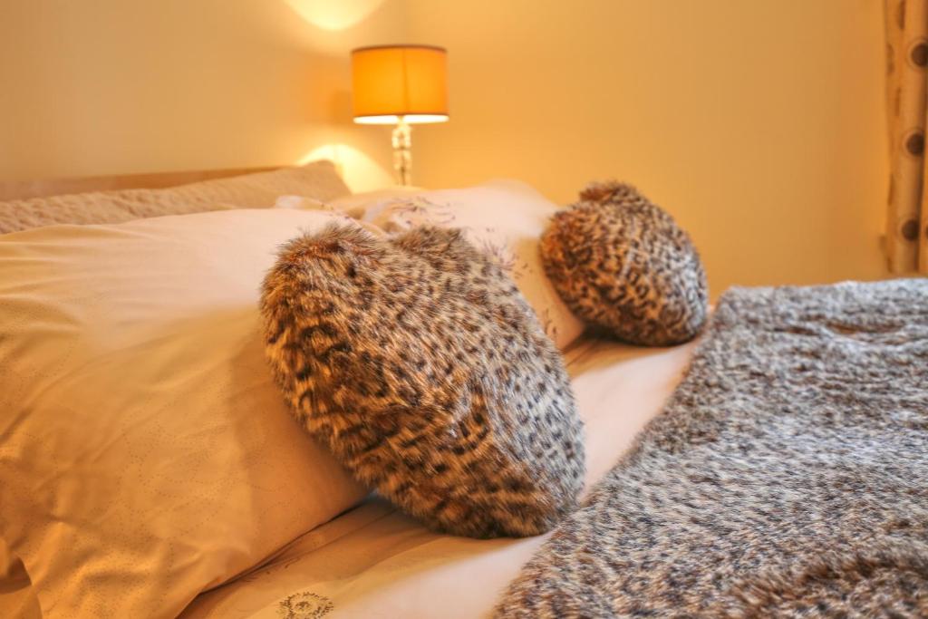 Edinburgh Pearl Apartments - Haymarket Residence - Tap to explore photos