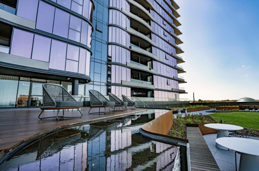 Moody Moon Apartment @ Sky Garden - Glen Waverley photo 1
