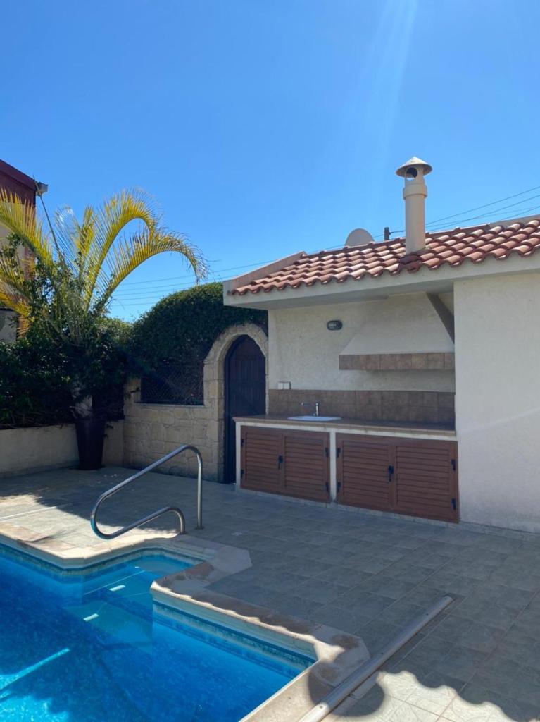 EPISKOPI VILLA, Luxury 4 Bedroom with Pool - Limassol photo 3