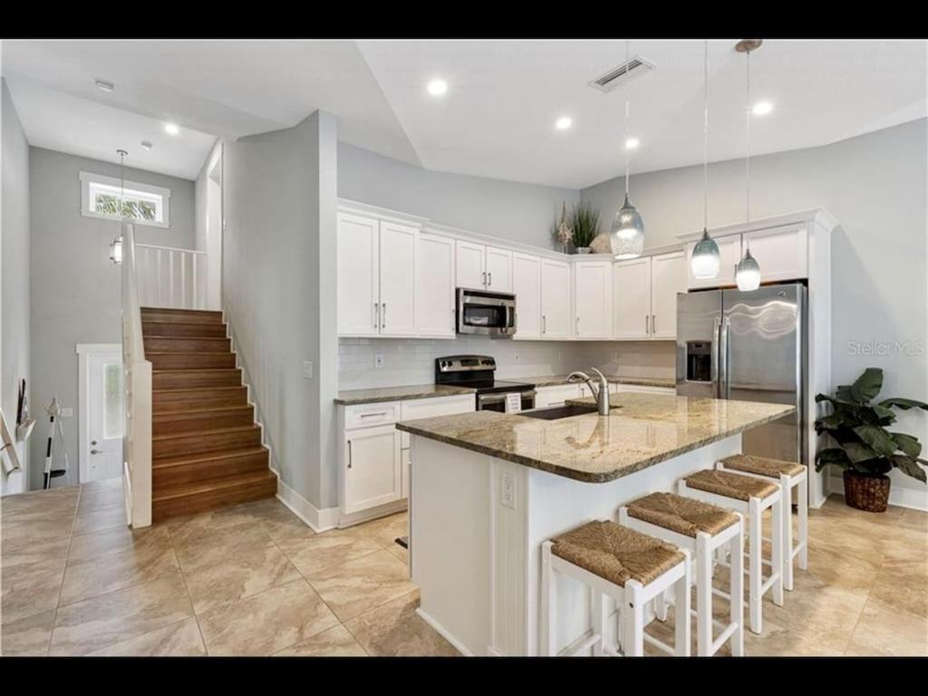 AMI/Holmes Beach - 3/2 Home - Private Heated Pool and Yard - walk to beach photo 3