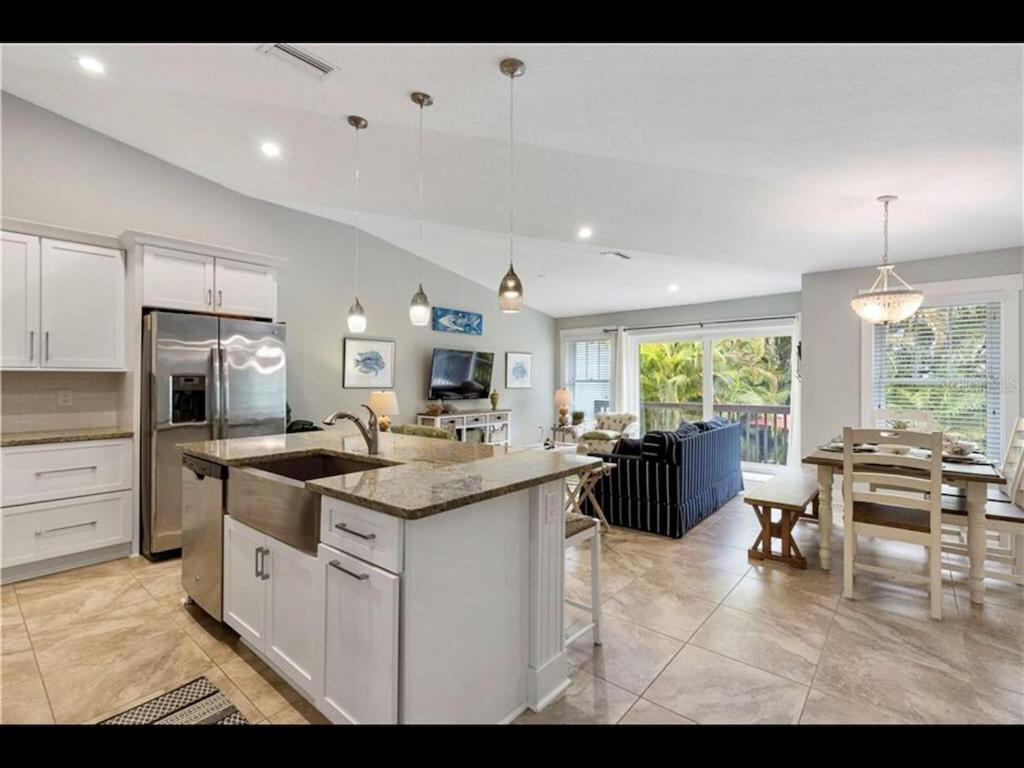 AMI/Holmes Beach - 3/2 Home - Private Heated Pool and Yard - walk to beach photo 2