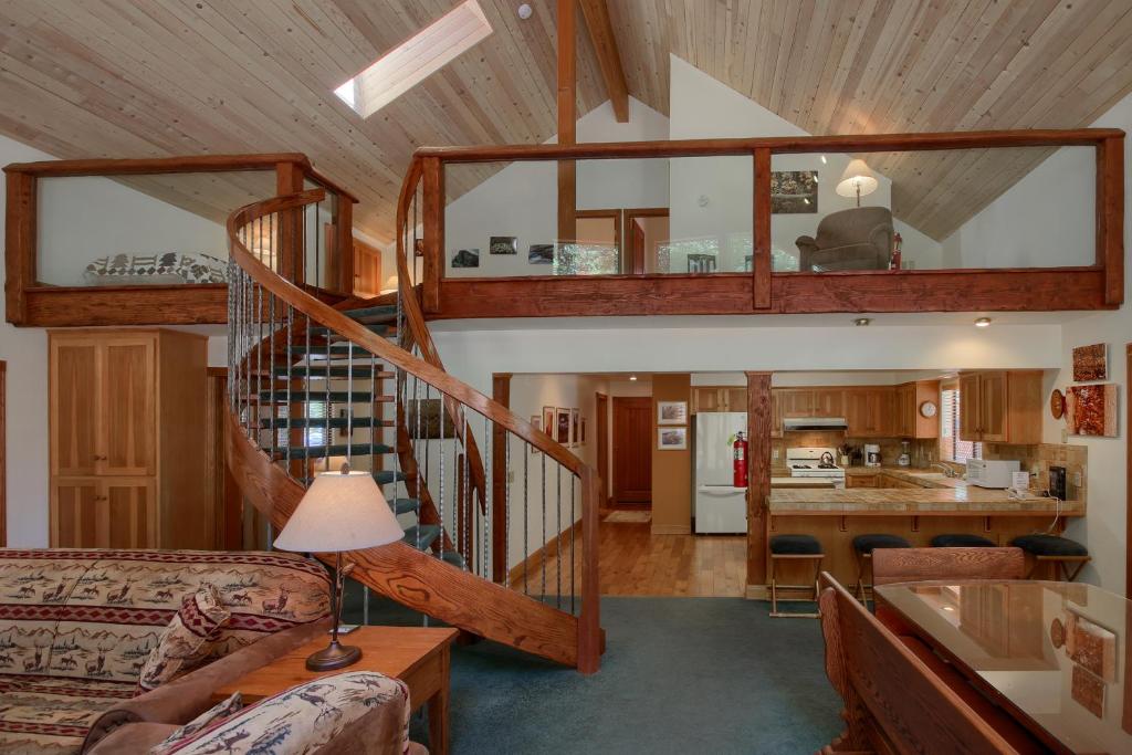 92R Jolie Cabin photo 1