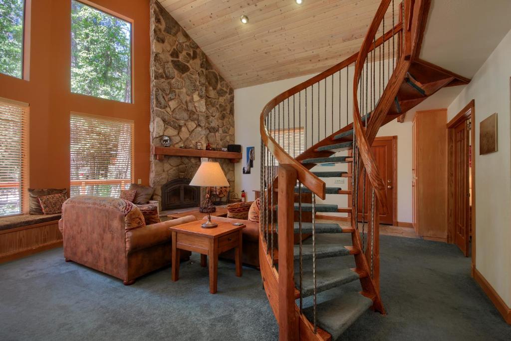 92R Jolie Cabin photo 3