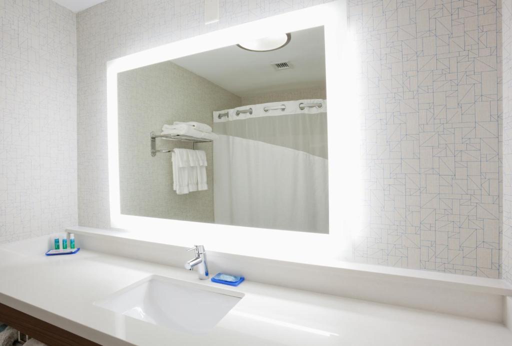 Holiday Inn Express Hotel & Suites Fort Collins, an IHG Hotel photo 4