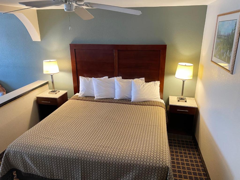 Great Western Inn & Suites image