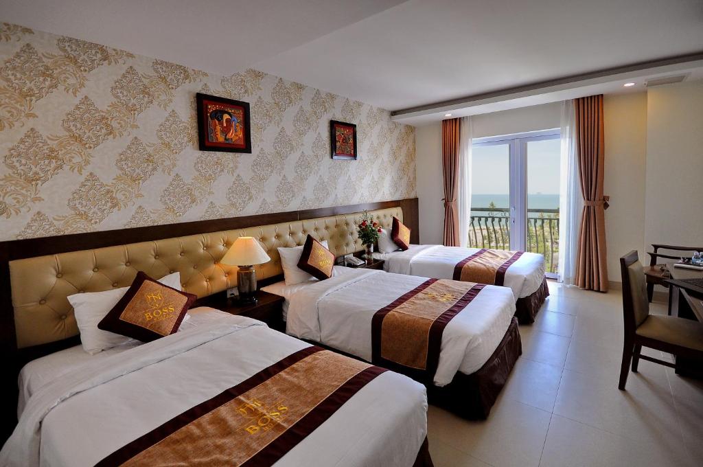 Трехместный (Представительский трехместный номер с балконом), Boss Hotel
