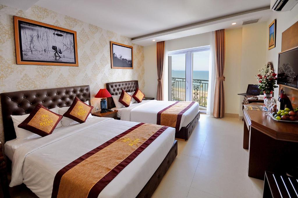 Четырехместный (Четырехместный номер с балконом), Boss Hotel