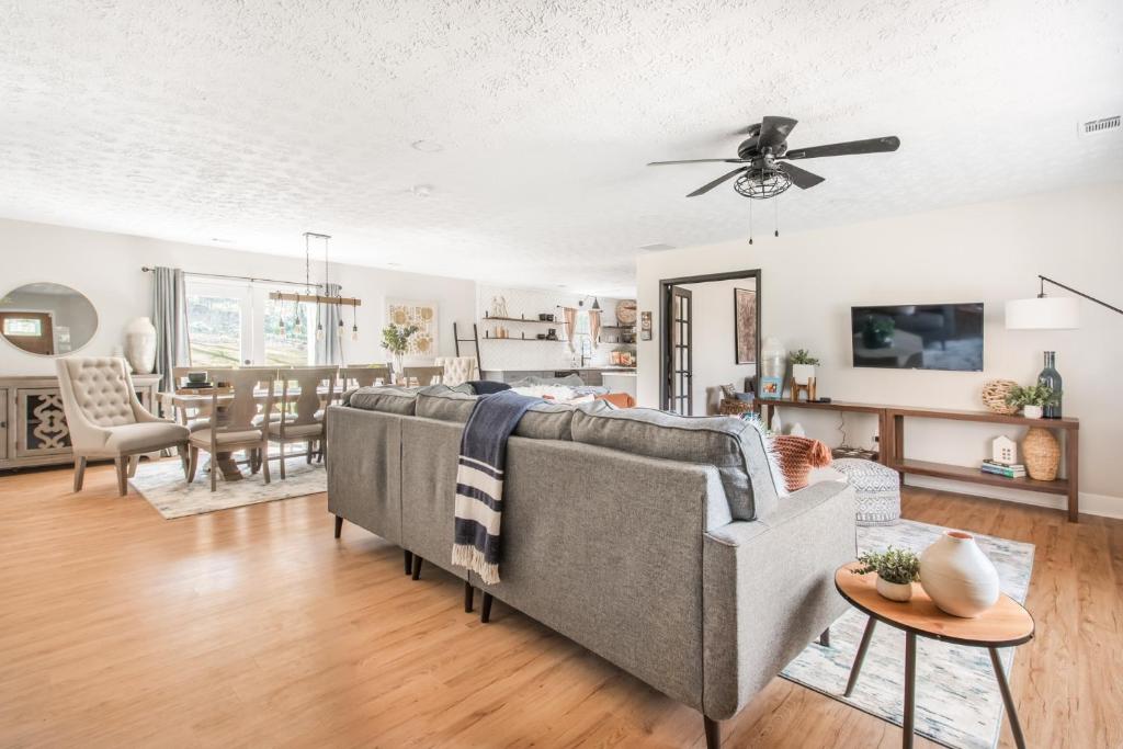Charming and Spacious Home Great for Group Getaway photo 3