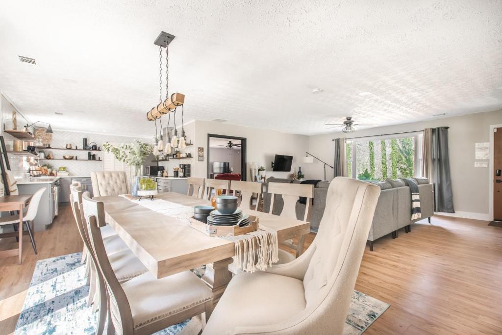 Charming and Spacious Home Great for Group Getaway photo 4