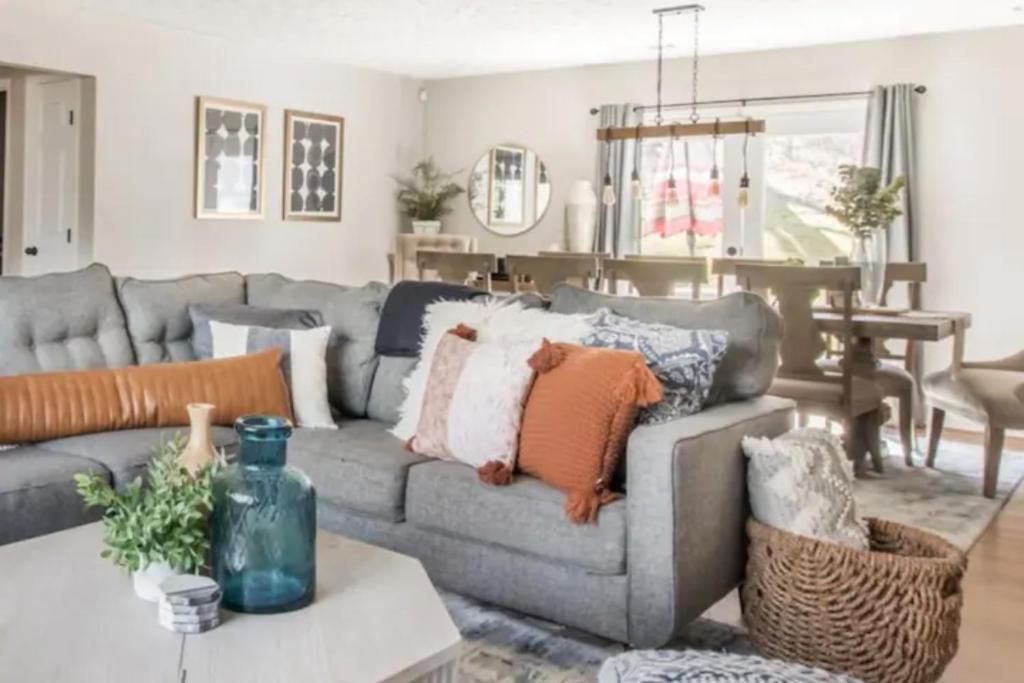 Charming and Spacious Home Great for Group Getaway photo 1