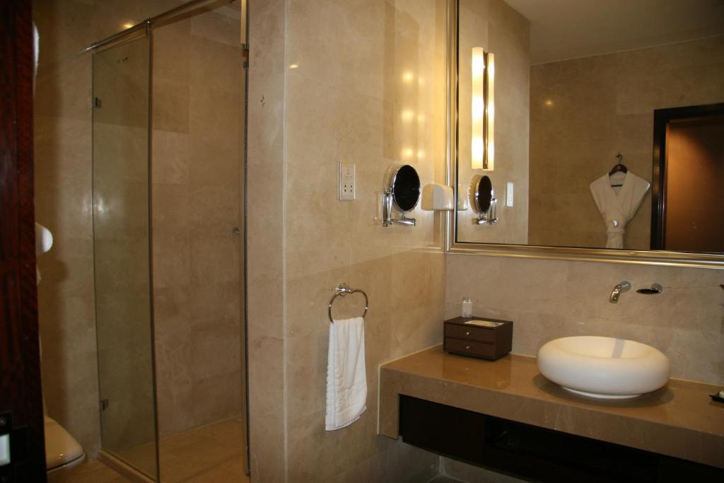 Двухместный (Двухместный номер Делюкс с 2 отдельными кроватями), Ritan Hotel Downtown Beijing