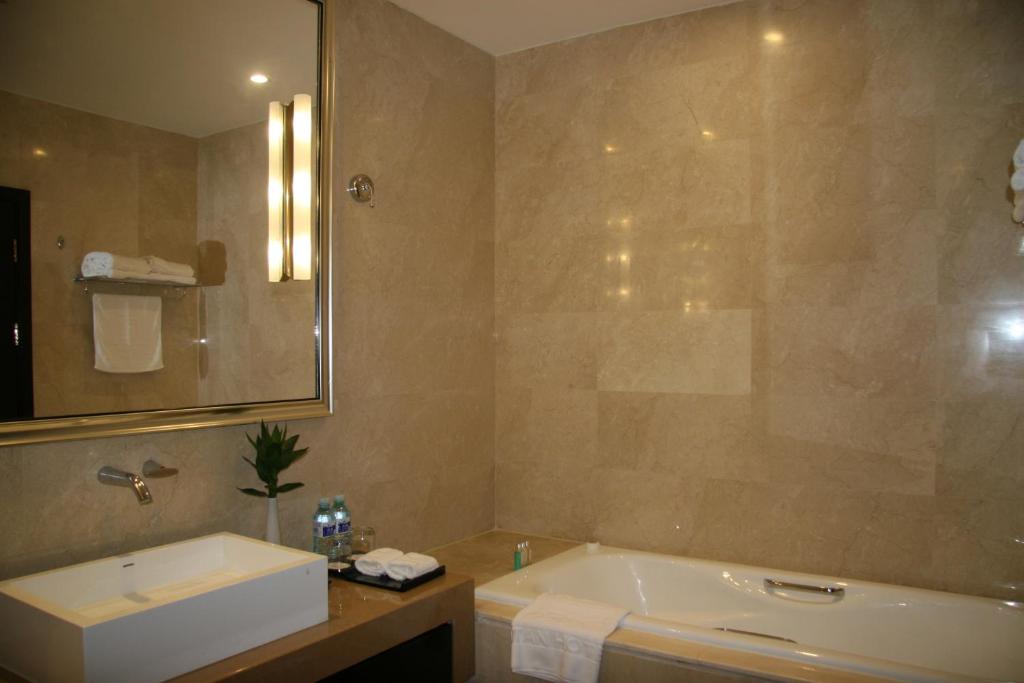 Ritan Hotel Downtown Beijing Room Type - Deluxe Business Suite 