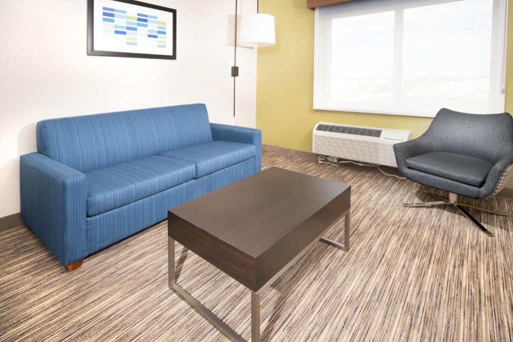 Holiday Inn Express & Suites - Fort Myers Airport, an IHG Hotel photo 3