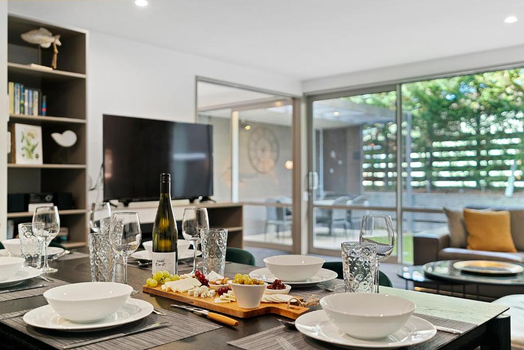 CENTRAL LOCATION - CONTEMPORARY 2 BEDROOM APTM - Tap to explore photos