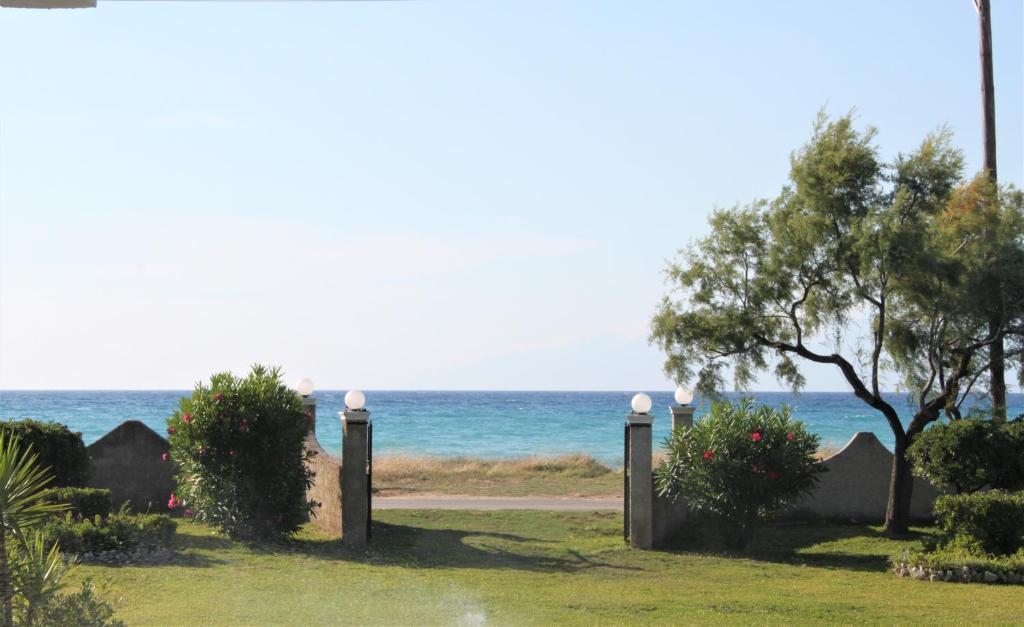 Villa Angela, seafront apartments, Almiros beach photo 4