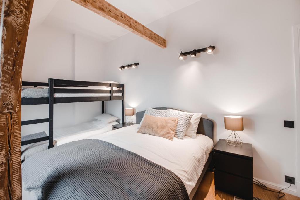 Big Design Apt - Sleeps 12 - Best Location - Tap to explore photos