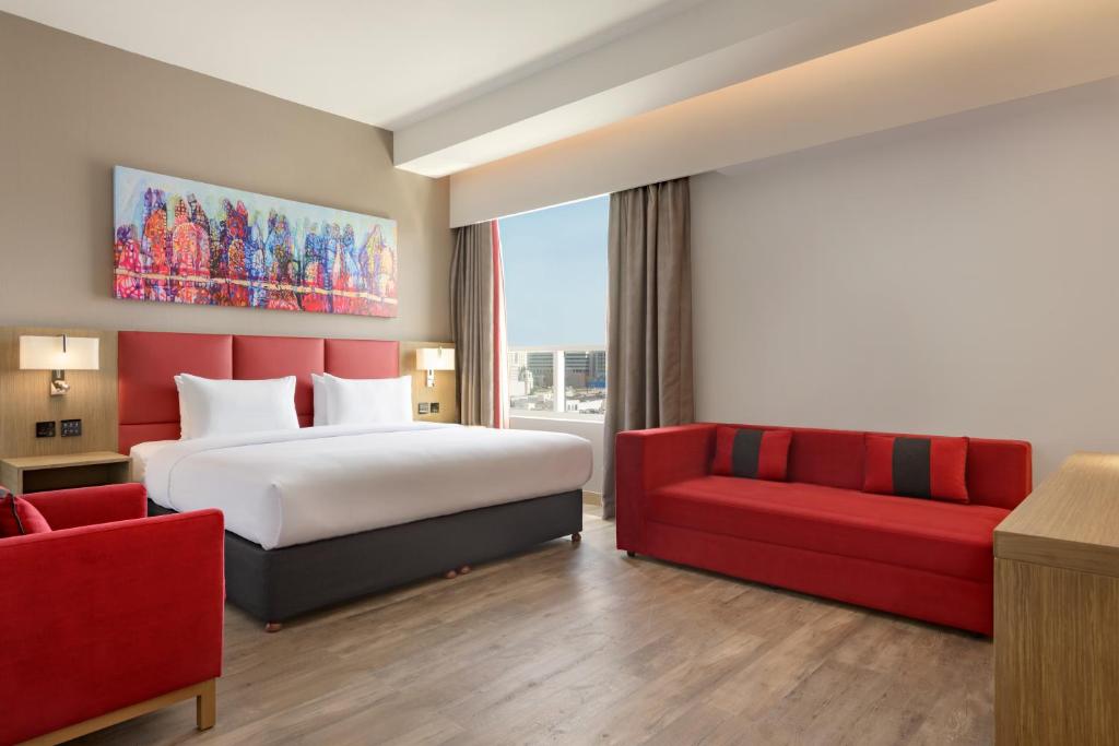 Сьюит (Люкс «Премиум» с кроватью размера «king-size»), Ramada Encore by Wyndham Muscat Al Ghubrah