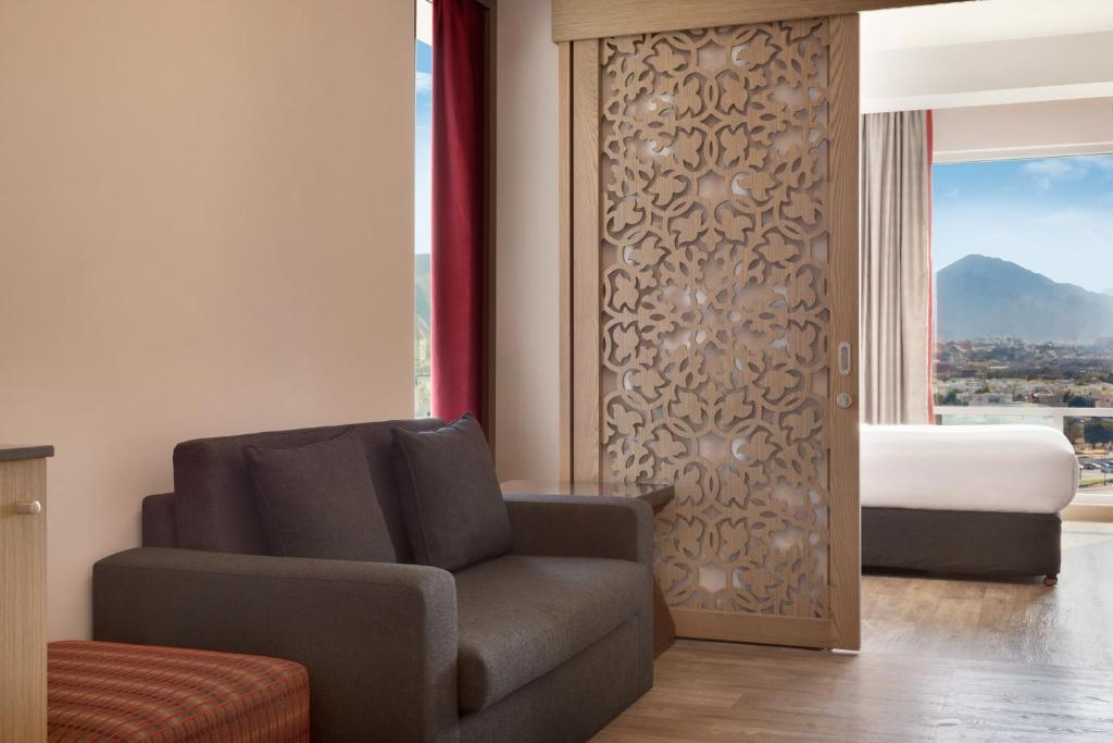 Сьюит (Представительский люкс с кроватью размера «king-size»), Ramada Encore by Wyndham Muscat Al Ghubrah