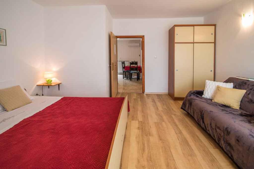 Apartment Vrbnik 21 photo 1