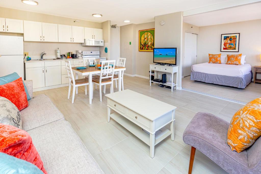 Waikiki Banyan condo - Diamond head & Ocean views with lanai & parking - Tap to explore photos